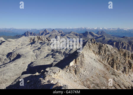 Vue depuis le Piz Boe (Sella) plus de sas Mesdi (Sella) à groupe Geisler, Dolomites, Italie Banque D'Images