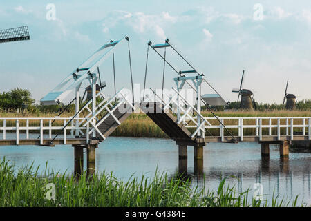 Beaux moulins à vent hollandais traditionnel près de l'eau canaux avec pont-levis Banque D'Images