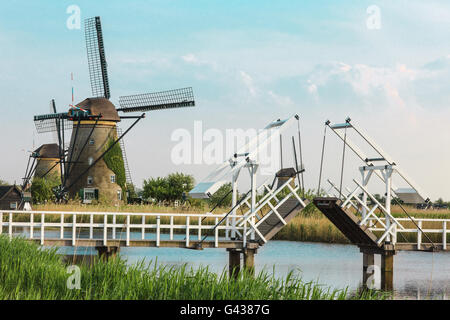 Beaux moulins à vent hollandais traditionnel près de l'eau canaux avec pont-levis Banque D'Images