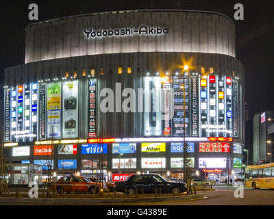 Vue de nuit de la plus grande du Japon Yodobashi Camera boutique électronique - Akihabara district - Tokyo, Japon © Fabio Mazzar Banque D'Images