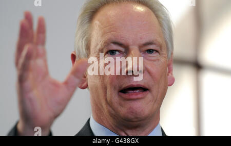 Le ministre du Cabinet, Francis Maude, prononce un discours devant les représentants des petites et moyennes entreprises du Trésor de Londres. Le gouvernement veut qu'un quart de ses entreprises se rendent aux petites et moyennes entreprises (PME), mais il croit qu'elles sont exclues en raison de la paperasserie coûteuse. Banque D'Images