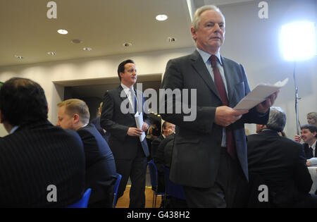 Le Premier ministre David Cameron arrive avec le ministre du Cabinet, Francis Maude, pour rencontrer des représentants des petites et moyennes entreprises au Trésor de Londres. Le gouvernement veut qu'un quart de ses entreprises se rendent aux petites et moyennes entreprises (PME), mais il croit qu'elles sont exclues en raison de la paperasserie coûteuse. Banque D'Images