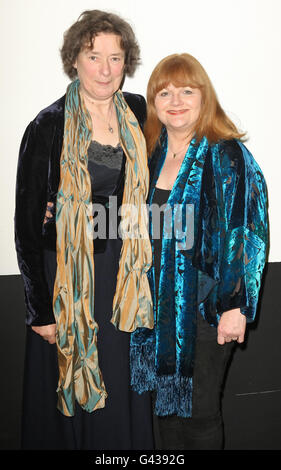 Linda Bassett (à gauche) et Lesley Nicol à la première de West est West, au BFI Southbank, à Waterloo, centre de Londres. Banque D'Images