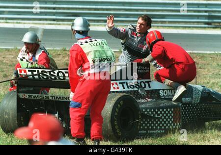 GRAND PRIX DE HONGRIE.ANDREA DE CESARIS DÉFEND AVEC MARSHALLS Banque D'Images