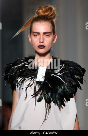 Modèles sur la passerelle pendant le spectacle Maria Grachvogel au Savoy Hotel à Londres. Date de la photo: Vendredi 18 février 2011. Voir PA showbiz le crédit photo devrait se lire: Gareth Fuller/PA Wire Banque D'Images