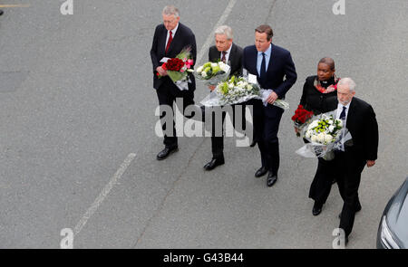 De gauche à droite : Observation du secrétaire aux affaires étrangères Hilary Benn, président de la Chambre des communes John Bercow, le premier ministre David Cameron, le président de l'aumônerie du Révérend Rose Hudson-Wilkin et dirigeant du Parti travailliste Jeremy Corbyn arriver à jeter des fleurs à Birstall, West Yorkshire, député travailliste après Jo Cox a été poignardé à mort dans la rue à l'extérieur de sa circonscription conseils la chirurgie. Banque D'Images