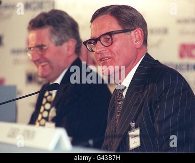 Robert Dickinson, président de Northern Rock (à droite), et Christopher Sharp, directeur général, lors d'une conférence de presse où il a été annoncé que la société du bâtiment devait se convertir à une banque au printemps 1997, ce qui a donné lieu à une manne d'actions pour ses clients.* 15/11/99 Northern Rock a annoncé qu'elle fermera 29 de ses succursales les moins performantes, entraînant la perte de 250 emplois, mais créerait également 100 nouveaux emplois dans un centre d'appels à Doxford, Sunderland. Banque D'Images