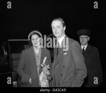 Le marquis de Blandford et son épouse, la marquise de Blandford, l'ancienne Mlle Susan Hornby, arrivent à l'aéroport de Northolt de Barcelone après leur lune de miel sur le continent. Banque D'Images