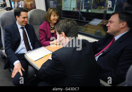 Le leader travailliste Ed Miliband (à gauche) se rend à Newcastle en train, où il tiendra une réunion du cabinet fantôme avec Harriet Harman, secrétaire du Shadow Home pour le développement international, Ed Balls (à droite) et Douglas Alexander, secrétaire des Affaires étrangères fantôme (à droite). Banque D'Images