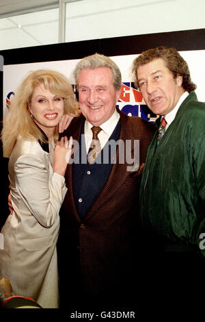 PAP LON 4 6.2.95.LONDRES: Les nouvelles vedettes d'Avengers Joanna Lumley, Patrick MacNee (au centre) et Gareth Hunt ont été réunis aujourd'hui (lundi) pour lancer une nouvelle série, sur la chaîne de câble Bravo.Vingt-six épisodes de la série télé culte, qui ont été présentés dans les années 1970, doivent être projetés le lundi soir sur la chaîne de cinéma classique.PA News, Tony Harris/in. Banque D'Images