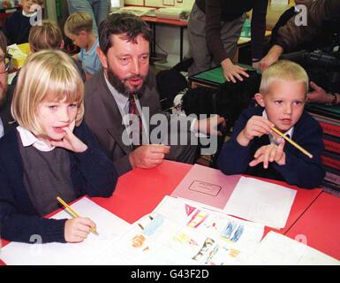 David Blunkett, secrétaire de l'éducation fantôme, rejoint les élèves dans un cours d'art lors d'une visite à l'école primaire Rudyard Kipling, à Brighton aujourd'hui (Mer). Trois semaines plus tard, M. Blunkett a déclaré que les enfants de plus de sept ans devraient être encouragés à passer une demi-heure par nuit à faire leurs devoirs au lieu de s'asseoir collé à la télévision. Dans le cadre d'une nouvelle politique rigide qui devrait être dévoilée plus tard aujourd'hui, M. Blunkett fera des devoirs l'un des secrets de la réussite scolaire dans les économies florissantes de la région du Pacifique. Banque D'Images