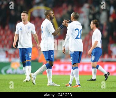 Ashley Young (deuxième à droite) et Darren Bent (deuxième à gauche) célébrez la victoire après le coup de sifflet final Banque D'Images