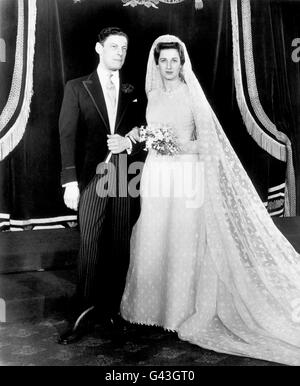 Image - Princesse Alexandra et Angus Ogilvy Mariage - Londres Banque D'Images