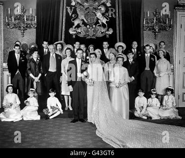 Le groupe de mariage au Palais St James's, à Londres, lors de la réception suivant le mariage de la princesse Alexandra et d'Angus Ogilvy. De gauche à droite, rangée arrière; Peregrine Fairfax, Lady Balfour, Iain Tennant, Lady Lloyd, James Ogilvy, Lady Ogilvy, Lord Ogilvy Mme J Ogilvy, Lord Lloyd, Lady Margaret Tennant et Peter Balfour. Centre, de gauche à droite; Prince Michael de Kent, la comtesse d'Airlie et le comte d'Airlie (parents de l'époux), la princesse Marina, la duchesse de Kent (mère de la mariée), le duc d'Édimbourg, la reine, la reine mère, le prince de Galles, le duc et la duchesse de Kent. Banque D'Images