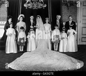 Le groupe de mariage au Palais St James's, à Londres, lors de la réception suivant le mariage de la princesse Alexandra et d'Angus Ogilvy. De gauche à droite, rangée arrière; la comtesse d'Airlie (mère de l'époux), la princesse Marina, la duchesse de Kent (mère de la mariée), la mariée et le marié, la princesse Anne, le père du marié, le comte d'Airlie, et Peregrine Fairfax. Première rangée, à partir de la gauche; Doune Ogilvy, David Ogilvy, Élisabeth d'Autriche, Simon Hay, Georgina Butter et Emma Tennant. Banque D'Images