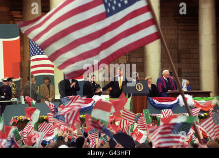 Lors de sa visite en Irlande, Bill Clinton, le président des États-Unis, reçoit des applaudissements tumultueux après son discours en plein air à Dublin. Banque D'Images