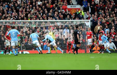 Edin Dzeko de Manchester City (au centre) célèbre après son ricochet de tir David Silva (à droite), coéquipier, marquant l'égaliseur Banque D'Images