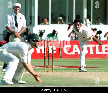 Paul Adams, le lanceur de spin sud-africain, en action lors de son premier match de test contre l'Angleterre. Banque D'Images