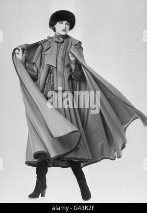 D'Yves St Laurent, une cape en laine en fuchsia, un dolman en fuchsia et une jupe en tissu de moine à rayures roses en laine de rose challis. Banque D'Images