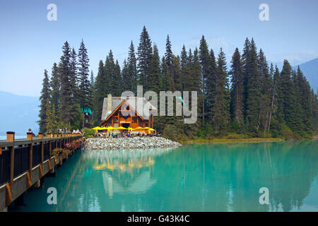 Les touristes à Emerald Lake Lodge, centre de conférence le long lac Emerald, Parc national Yoho, Colombie-Britannique, Canada Banque D'Images