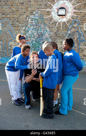 Leon Taylor, médaillé d'argent olympique, parle aux enfants de l'école primaire de Christ Church à Battersea, dans le sud de Londres, pour lancer la nouvelle application mobile Coaching for Life (CFL) de BT qui aide les parents et les soignants à interagir avec leurs enfants tout en développant de précieuses compétences de mentorat. Banque D'Images