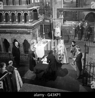 Le Prince de Galles signe l'année du nonocencentenaire de l'abbaye du Livre des pèlerins de Westminster dans la chapelle Saint-Édouard le confesseur à l'abbaye. Le premier à signer était la Reine, vu debout sur la droite. Banque D'Images