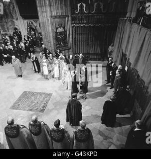 La Reine, le duc d'Édimbourg, le prince de Galles et la princesse Anne près de la pierre commémorative de Sir Winston Churchill à Westminster Abbe, Comme ils étaient au sujet de la faire leur chemin en procession à travers la Nave et le Choir à la Chapelle de Saint-Édouard le confesseur où ils ont célébré l'année nonocentrielle de la consécration de l'Abbaye. Banque D'Images
