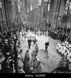 La Reine, le duc d'Édimbourg, le prince de Galles et la princesse Anne par la tombe du soldat inconnu de l'abbaye de Westminster, qui partent après avoir assisté au service pour marquer le 900e anniversaire de la consécration de la première église de l'abbaye en 1065. Banque D'Images