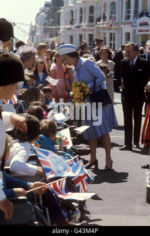 La reine Elizabeth II lors d'une promenade au milieu de la foule à Llandudno, au pays de Galles, lors de son Silver Jubilee Tour of Britain. Banque D'Images