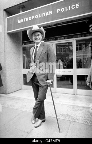 Télévision - Larry Hagman soupirant - Londres.L'acteur Larry Hagman, qui joue le rôle de J.R. Ewing dans le feuilleton américain « dellas », vu à Londres Banque D'Images