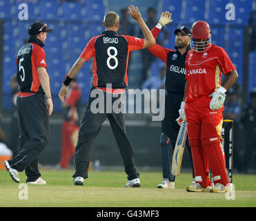 Stuart Broad (au centre), en Angleterre, célèbre son cinquième match de cricket pour vaincre le Canada lors du match d'échauffement au stade Khan Shaheb Osman Ali à Fatullah, au Bangladesh. Banque D'Images