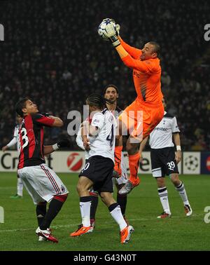 Football - UEFA Champions League - Round de 16 - First Leg - AC Milan / Tottenham Hotspur - San Siro.Le gardien de but de Tottenham Hotspur Heurelho Gomes saisit la balle haute Banque D'Images