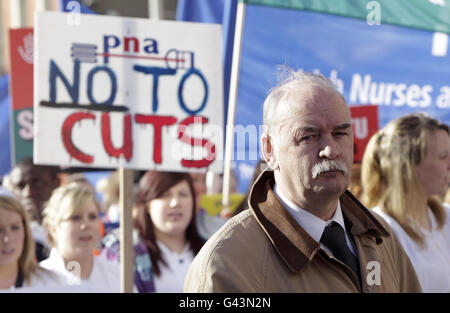 Des Kavanagh, Secrétaire général de l'Association des infirmières psychiatriques, se joint aux infirmières étudiantes de marche à Dublin pour la suppression proposée de la rémunération des infirmières stagiaires et des sages-femmes de quatrième année à temps plein. Banque D'Images