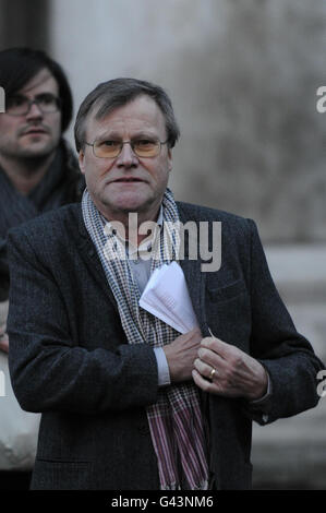 David Neilson quitte un service commémoratif pour l'acteur Pete Postlethwaite à l'église Saint-Léonard, à Shoreditch, dans l'est de Londres. Banque D'Images