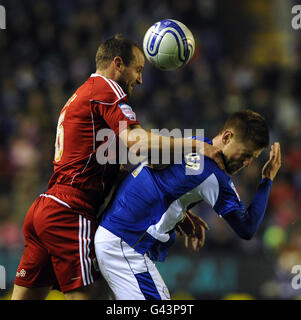 Paul Gallagher de Leicester City (à droite) et Louis Carey de Bristol City se battent pour le ballon dans les airs lors du match de championnat de npower football League au stade Walkers, à Leicester. Banque D'Images