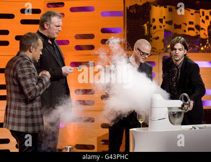 L'hôte Graham Norton (avant gauche) avec les invités Ashton Kutcher (droite), Heston Blumenthal (deuxième droite) et Greg Davies (arrière gauche) lors d'un enregistrement du Graham Norton Show aux London Studios, dans le sud de Londres, qui a été présenté hier soir sur BBC1. Banque D'Images