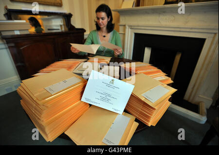 Un membre du bureau de Lord Chamberlain (nom non donné) à Buckingham Palace à Londres, insère les invitations dans des enveloppes, au mariage du prince William et de Kate Middleton, avant de les poster aux invités chanceux qui seront présents le 29 avril, à l'abbaye de Westminster. Banque D'Images