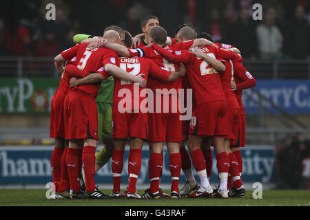 Football - FA Cup - Cinquième tour - Leyton Orient / Arsenal - Mattchroom Stadium.Leyton orienter les joueurs lors d'un caucus avant le lancement Banque D'Images