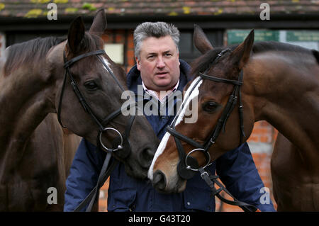 L'entraîneur Paul Nicholls avec Denman (à gauche) et Kauto Star (à droite) aux Manor Farm stables, Ditcheat. Banque D'Images