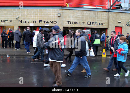 Football - npower football League One - Charlton Athletic / Exeter City - The Valley. Ventilateurs à l'extérieur de la billetterie de la vallée Banque D'Images