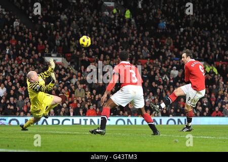 Football - Barclays Premier League - Manchester United / Aston Villa - Old Trafford.Le gardien de but de la Villa Aston Brad Friedel (à gauche) sauve un tir pris par Dimitar Berbatov (à droite) de Manchester United Banque D'Images