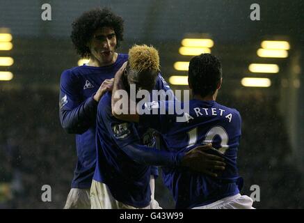 Louis Saha (au centre) d'Everton célèbre avec ses coéquipiers Marouane Fellaini (À gauche) et Mikel Arteta (à droite) après avoir obtenu leur cinquième but Banque D'Images