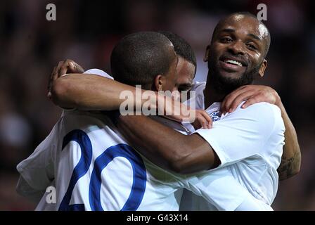 Ashley Young (à gauche), en Angleterre, célèbre avec ses coéquipiers Glen Johnson et Darren Bent (à droite) après avoir marquant le deuxième but du match de son côté Banque D'Images