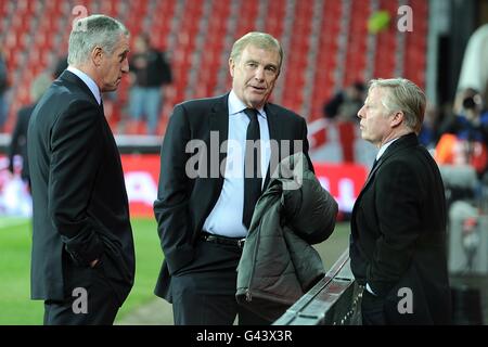 Sammy Lee, directrice adjointe de Liverpool, et Trevor Brooking, directeur de FA Et l'entraîneur de gardien de but de l'Angleterre Ray Clemence (de droite à gauche) avant le jeu Banque D'Images