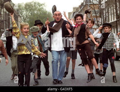 LIONEL BART AVEC LES OURSINS DE LA RUE Banque D'Images