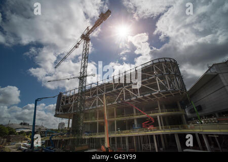 Grues et construction de nouvelles vente au détail, des restaurants et des complexes de cinéma Banque D'Images
