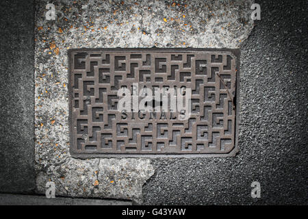 Les feux de circulation couvercle fixé dans le béton et tarmac Banque D'Images