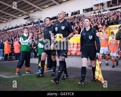Arbitre Howard Webb (au centre) avec l'arbitre adjoint Sian Massey (à droite) lors du match de la Barclays Premier League à Bloomfield Road, Blackpool. Banque D'Images