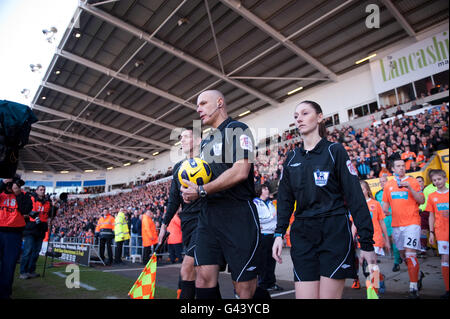 Arbitre Howard Webb (au centre) avec l'arbitre adjoint Sian Massey (à droite) lors du match de la Barclays Premier League à Bloomfield Road, Blackpool. Banque D'Images