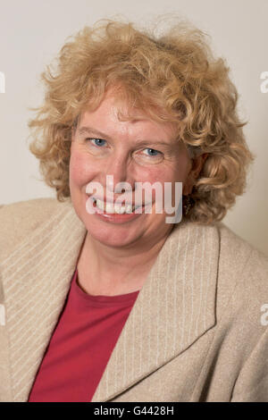 Meg Munn, représentant de Sheffield Heeley, lors d'une séance photo pour les députés travaillistes à la Chambre des communes, Westminster. Banque D'Images